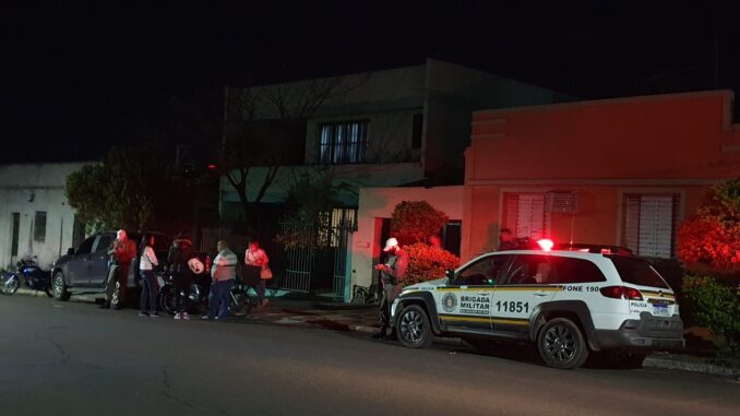 Motociclista sofre ferimentos aos colidir na traseira de caminhonete estacionada