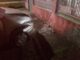 Homem embriagado bate em muro