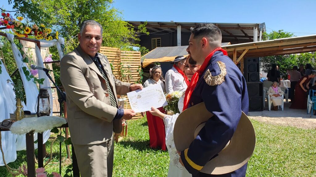 Paranaense e carioca, apaixonados por Alegrete, casam pilchados e à moda antiga