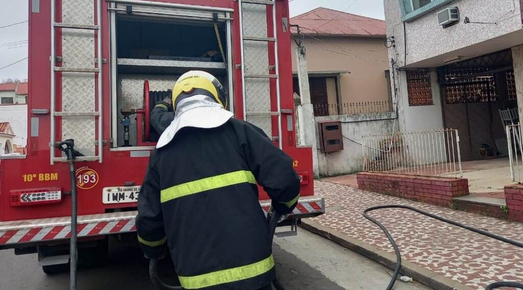 Princípio de incêndio mobiliza Bombeiros, no Centro, em Alegrete