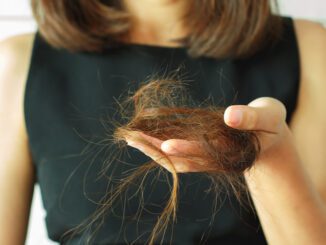 Queda de cabelo: quais as causas e quando deixa de ser normal
