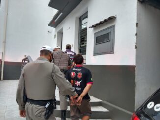 Para furtar fios, dois homens deixam centenas de pessoas sem telefone e internet