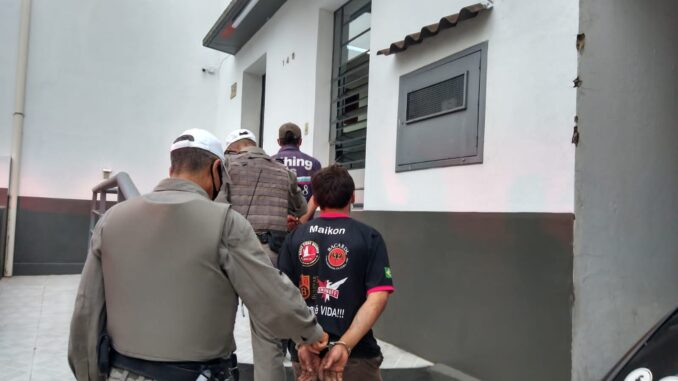 Para furtar fios, dois homens deixam centenas de pessoas sem telefone e internet Para furtar fios, dois homens deixam centenas de pessoas sem telefone e internet
