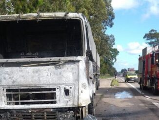 Motorista morre após pneu explodir e caminhão pegar fogo