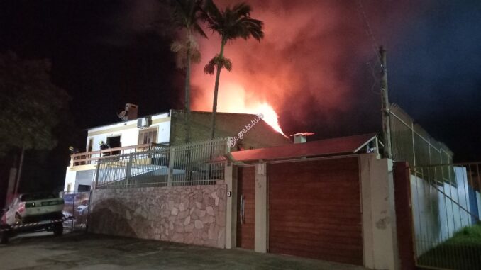 Incêndio destrói segundo andar de residência em Alegrete