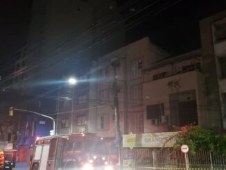 Homem escala poste e morre após sofrer descarga elétrica