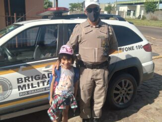 Menina que quer ser policial quando crescer, aborda viatura para tirar foto com PM