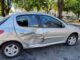 Carro avança preferencial, causa acidente e deixa mulher ferida
