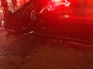 Carro capota e deixa três feridos na Praça General Osório