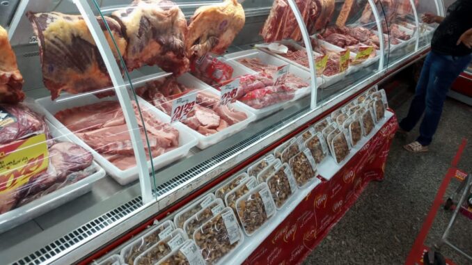 carne no balcão de mercado do