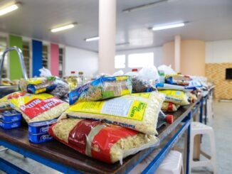Divisão de Merenda distribui centenas de kit alimentação a alunos das escolas municipais