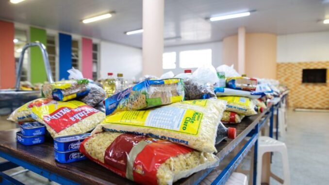 Divisão de Merenda distribui centenas de kit alimentação a alunos das escolas municipais