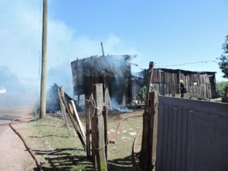 Incêndio, no bairro Macedo, mobiliza dois caminhões dos Bombeiros