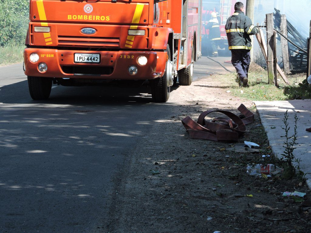 Incêndio, no bairro Macedo, mobiliza dois caminhões dos Bombeiros