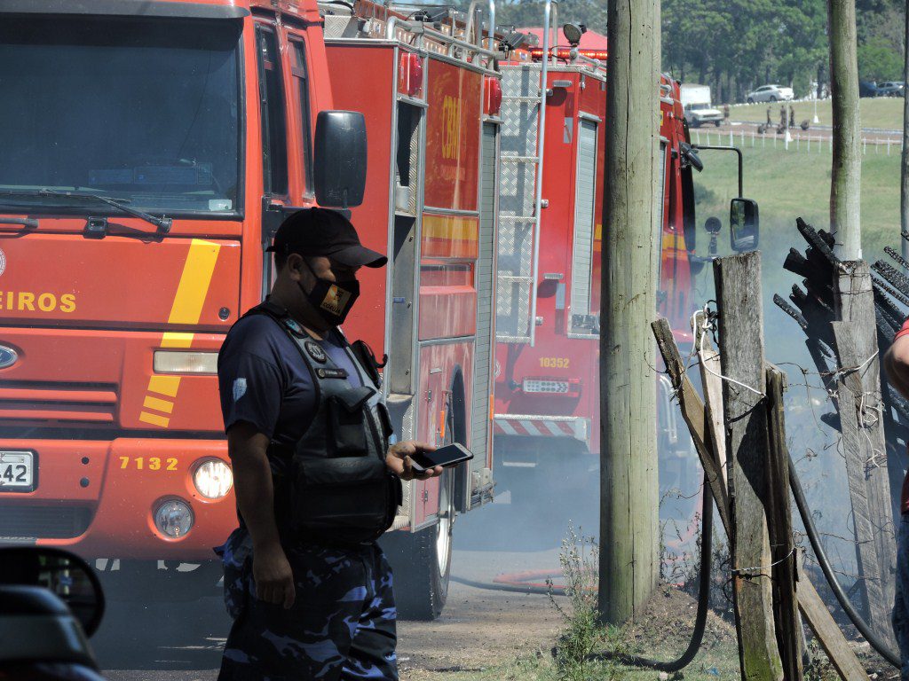 Incêndio, no bairro Macedo, mobiliza dois caminhões dos Bombeiros