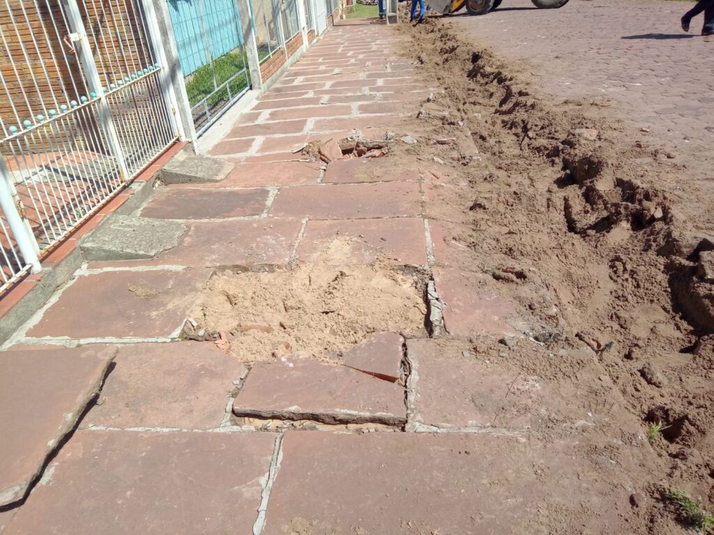 Colocação de rede água e calçadas danificadas no bairro Progresso