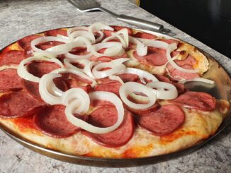 Gastronomia no PAT ensina fazer pizza calabresa com cebola
