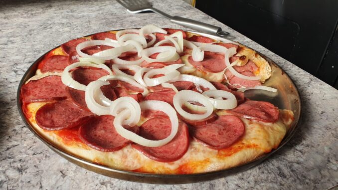 Gastronomia no PAT ensina fazer pizza calabresa com cebola