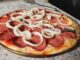Gastronomia no PAT ensina fazer pizza calabresa com cebola