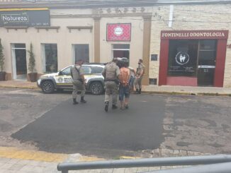 Homem rouba, agride funcionário de farmácia e acaba preso com o comparsa em Alegrete