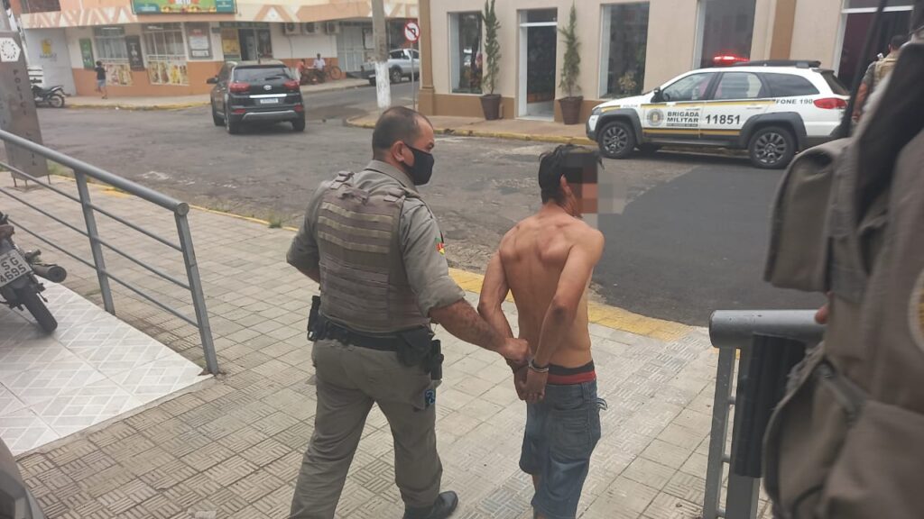 Homem rouba, agride funcionário de farmácia e acaba preso com o comparsa em Alegrete