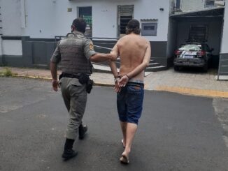 Homem é denunciado por venda de droga e acaba preso pela BM
