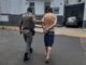 Homem é denunciado por venda de droga e acaba preso pela BM