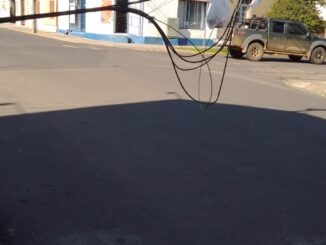 Fios de telefonia arrebentados
