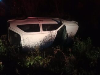 Gol capotado é abandonado na Avenida Tiaraju