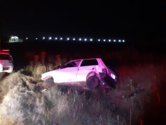Motorista perde controle da direção e carro tomba em vala na Avenida Caverá