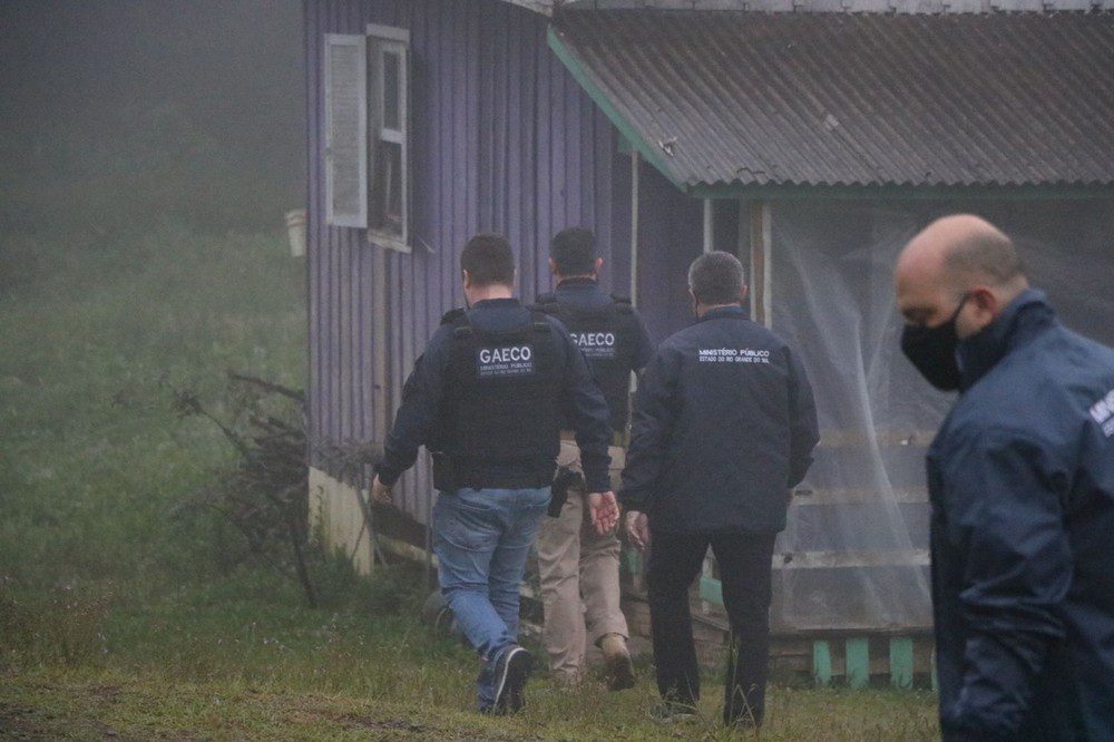 MP prende suspeitos de vender carne de cavalos abatidos clandestinamente a restaurantes no RS