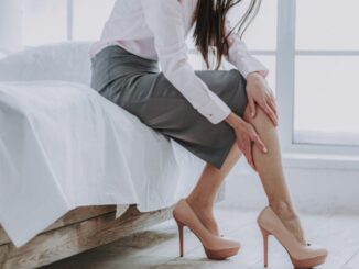 Mulheres: dores nas pernas nem sempre é cansaço ou varizes