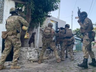 Operação policial é deflagrada para prender mais de 30 traficantes em Santiago