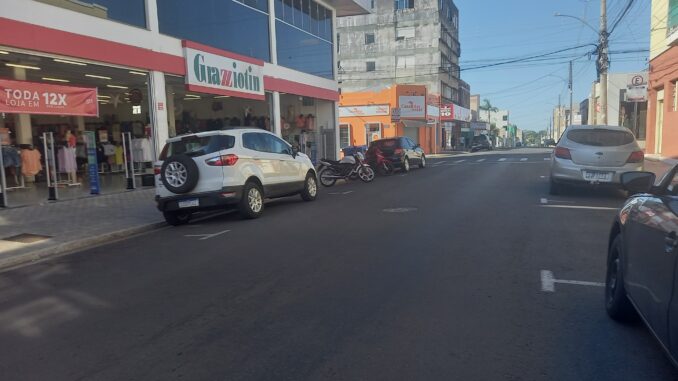 Poucas lojas abertas e movimento muito fraco no domingo Poucas lojas abertas e movimento muito fraco no domingo