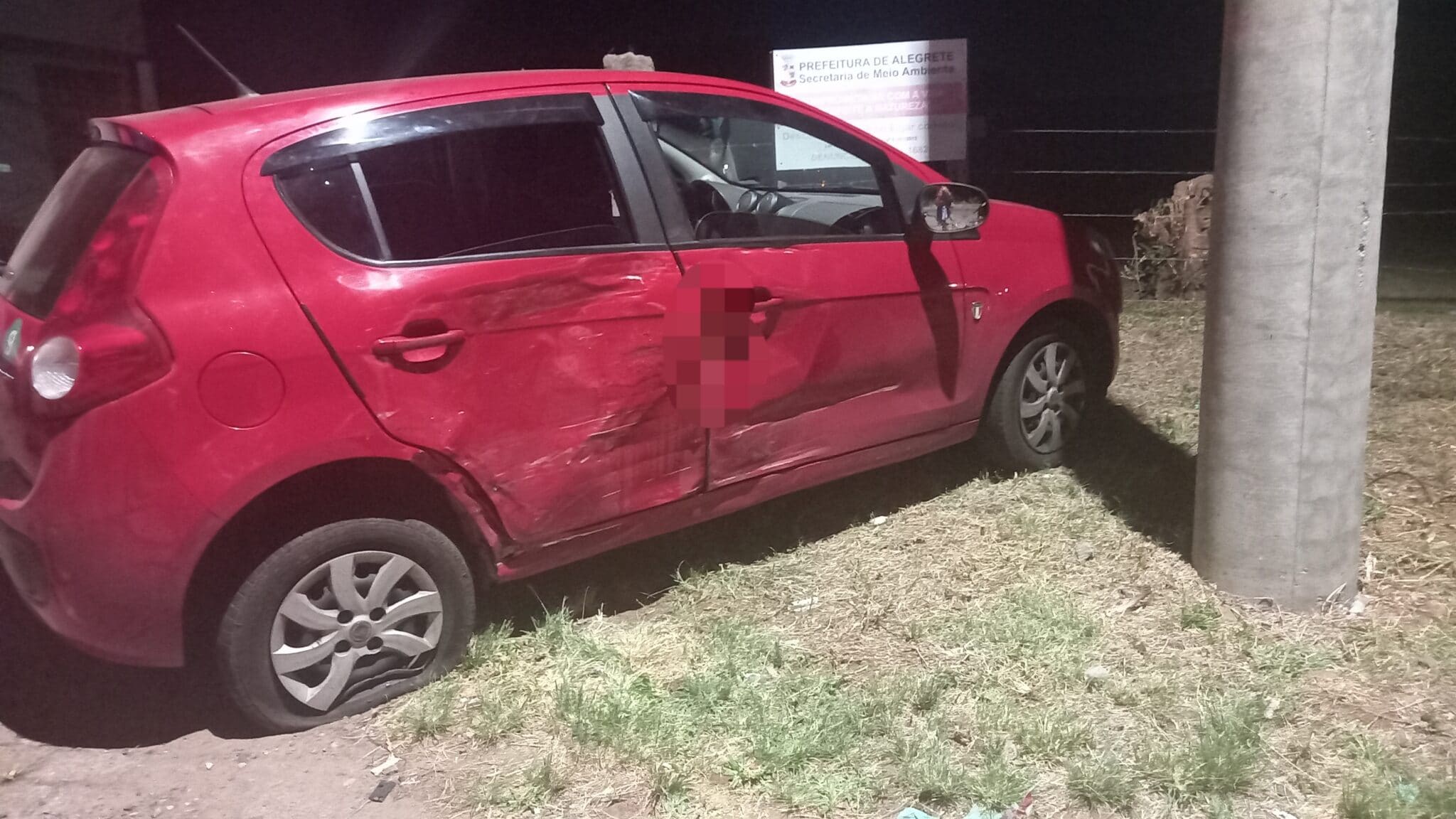 Motociclista tem a perna esmagada em acidente na Avenida Caverá