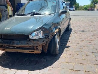 Acidente entre moto e carro deixa casal ferido