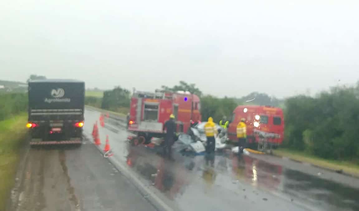 Acidente entre carro e caminhão deixa três mortos na BR-290