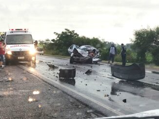 Acidente entre carro e caminhão deixa três mortos na BR-290