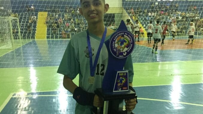 Victor com o troféu Victor com o troféu