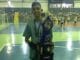 Victor com o troféu