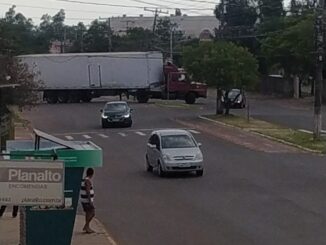 Carreta enrosca em fios de telefonia e danifica poste de energia na Avenida Rondon