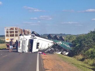 Caminhão tomba na BR-290 em São Gabriel