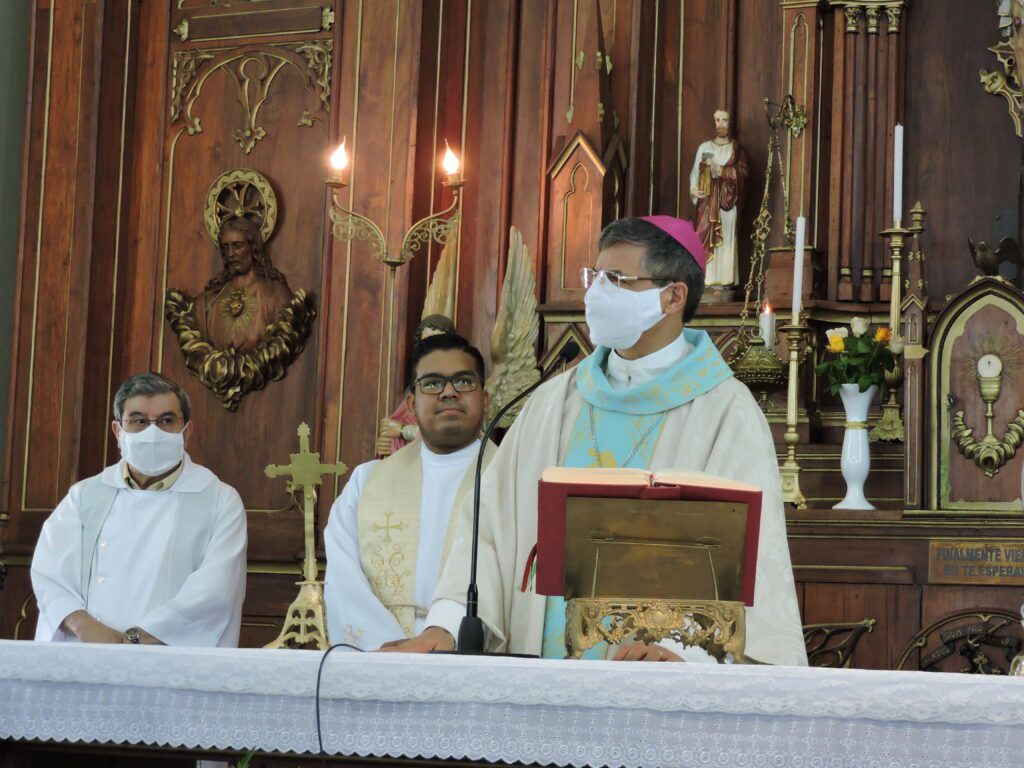 Muita devoção e fé na missa em homenagem à Padroeira de Alegrete