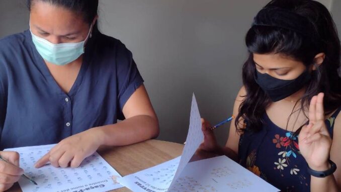 funcionárias estudando a língua de sinais