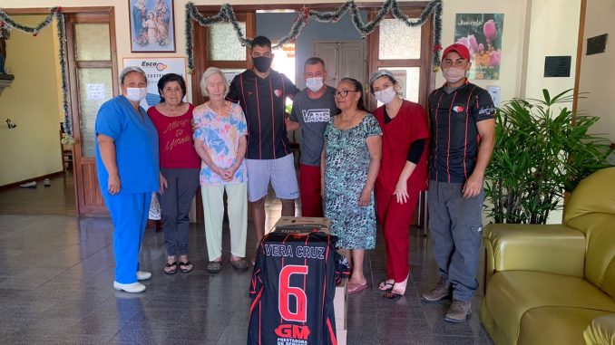 Entrega foi feita pelos atletas no Lar São Vicente
