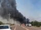 Focos de incêndio em campo ameaçaram residências neste domingo