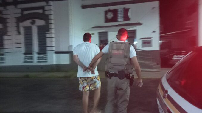 Foragido da justiça é preso no Bairro Airton Senna Foragido da justiça é preso no Bairro Airton Senna