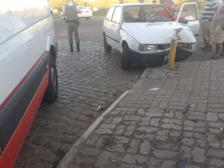 Idoso perde controle da direção e sofre acidente na Avenida Assis Brasil
