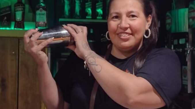 Guinada na vida: manicure vira barmaid durante a pandemia Guinada na vida: manicure vira barmaid durante a pandemia