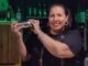 Guinada na vida: manicure vira barmaid durante a pandemia